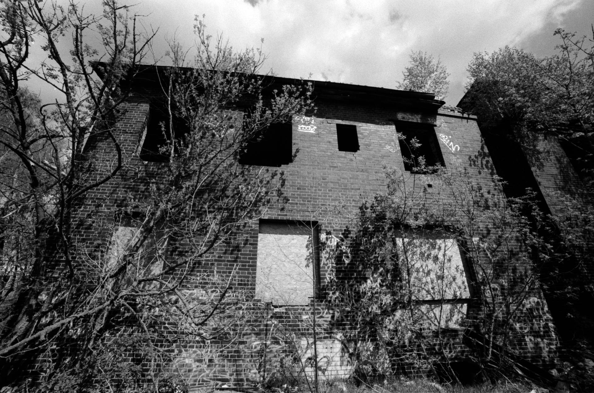 Thumbnail /2022 Brandenburg/Eisenhüttenstadt/Bhf Gebäude Außen Wide.jpg